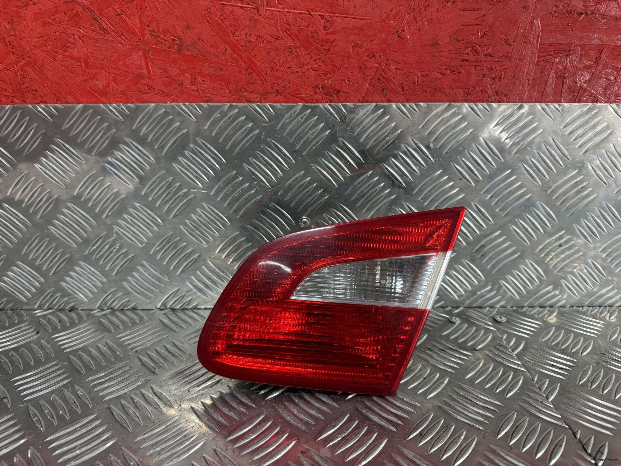 Pravé zadní vnitřní světlo Škoda Superb 2 sedan 3T5945094