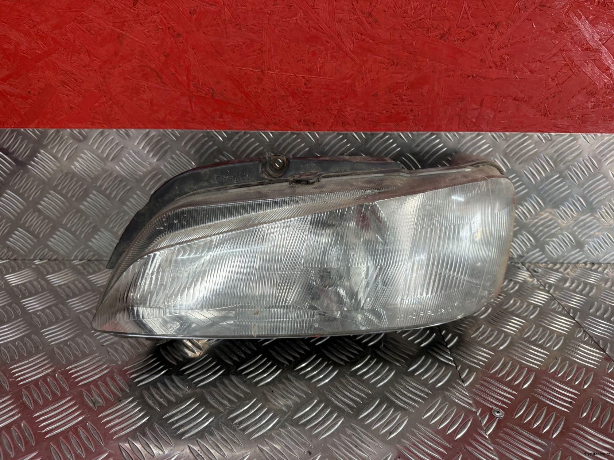 Levé přední halogenové světlo Peugeot 106 89001990 