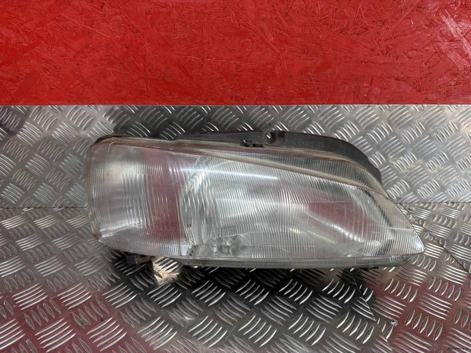 Pravé přední halogenové světlo Peugeot 106 89001989