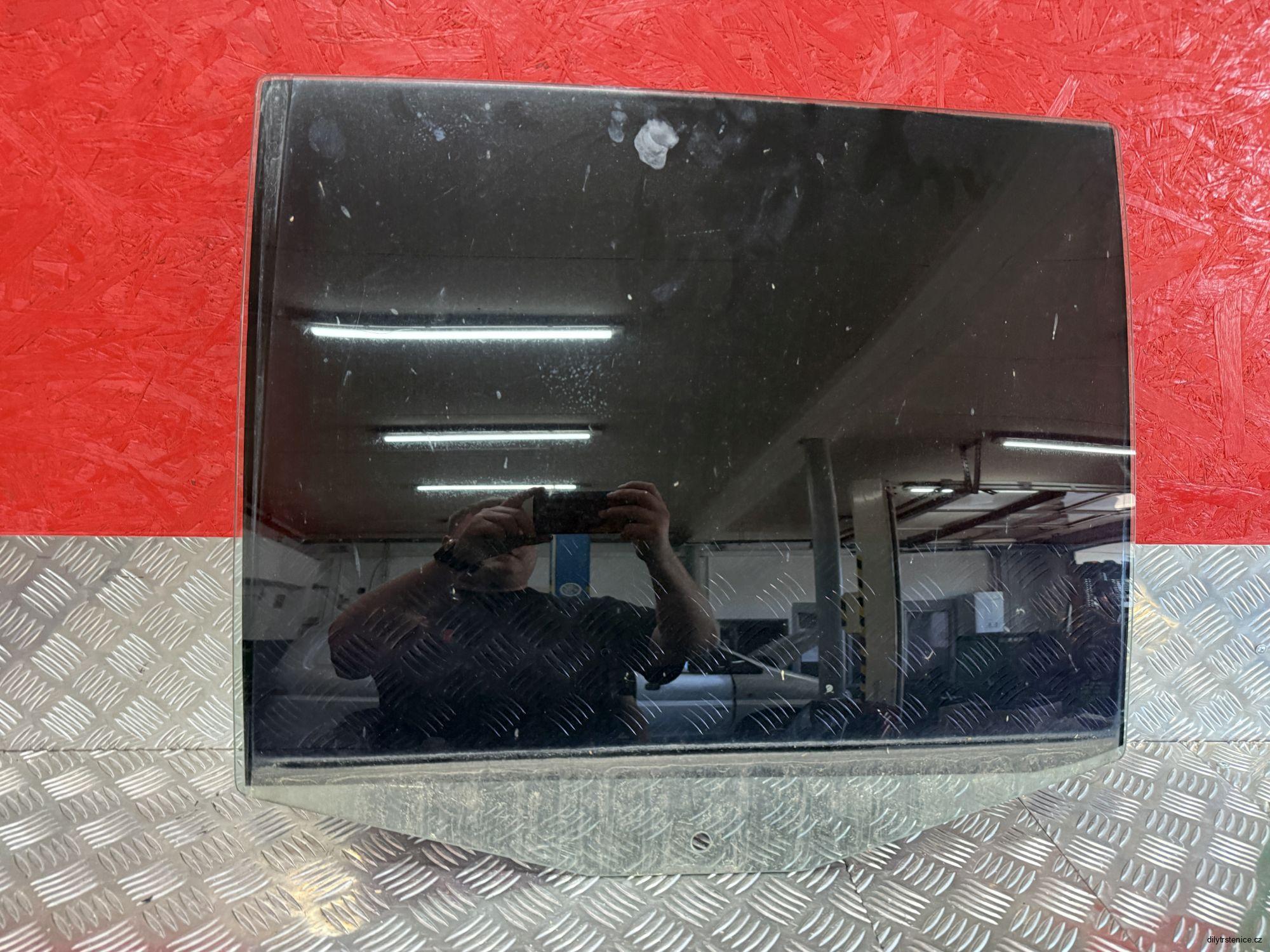 Levé zadní sklo dveří Vw Touran 1T2 