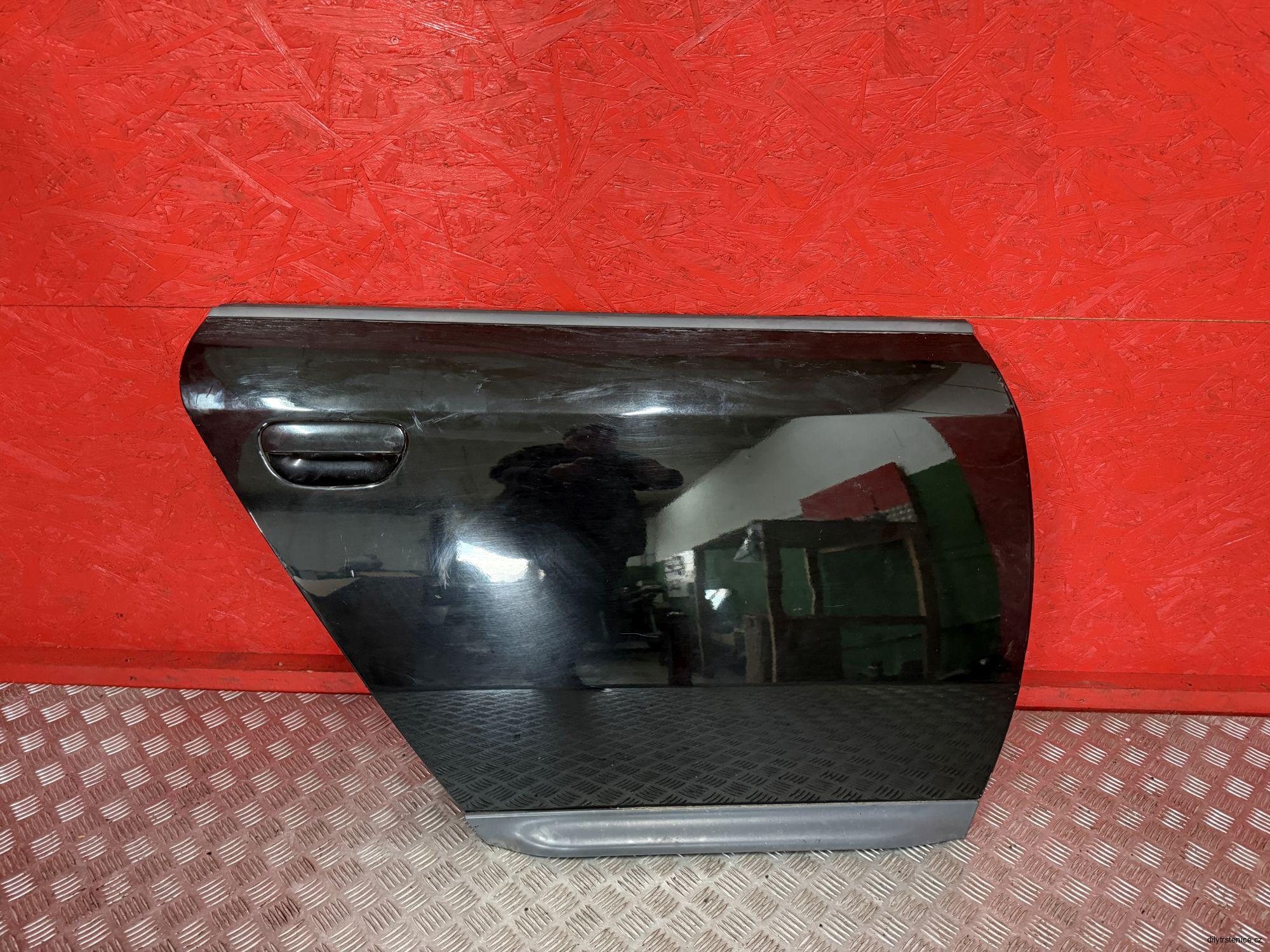 Pravé zadní dveře Audi A6 C5 Allroad černé 4Z7833052 2000-2005