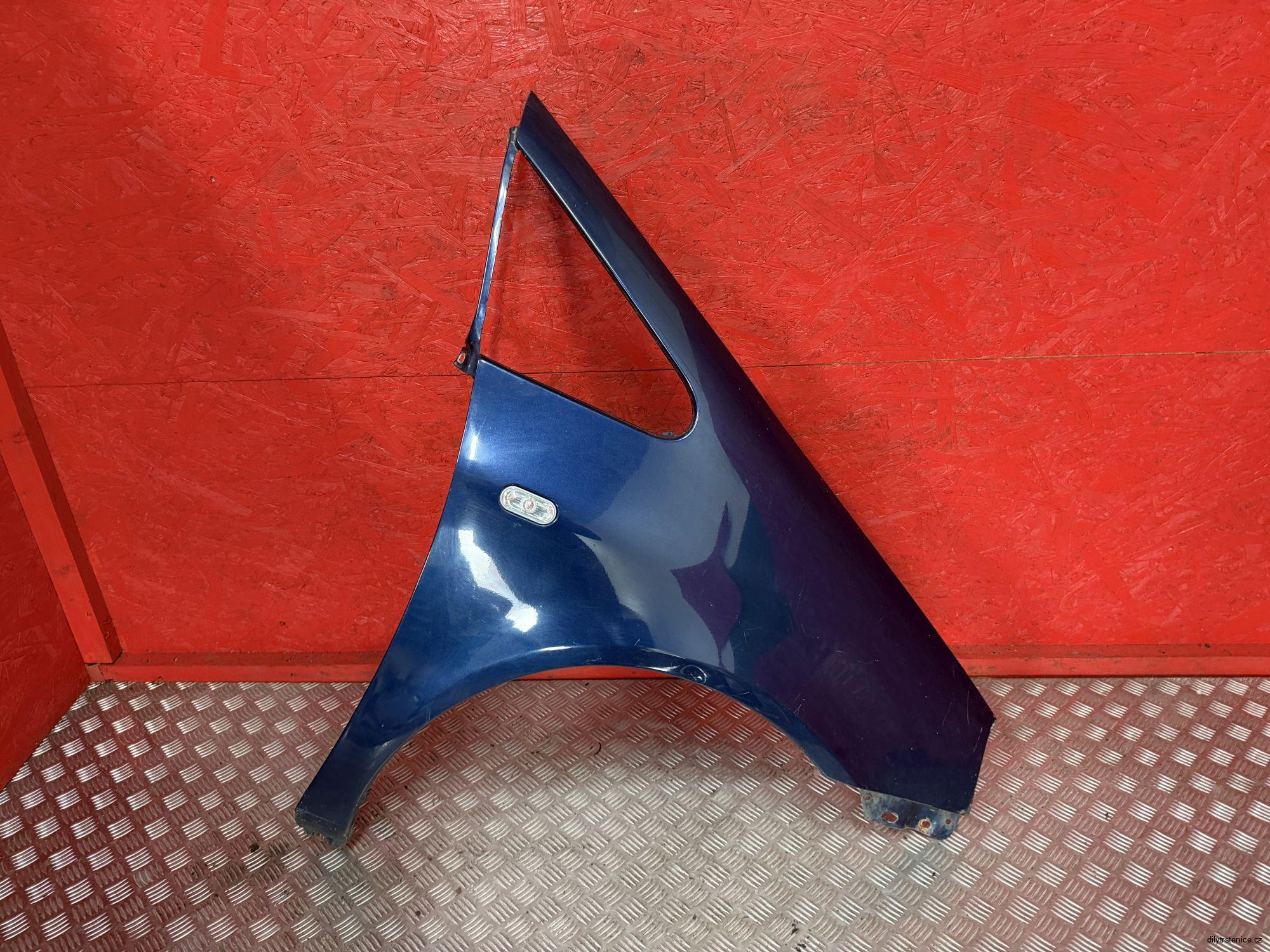 Pravý přední blatník Seat Alhambra 1996-2009 modrý 
