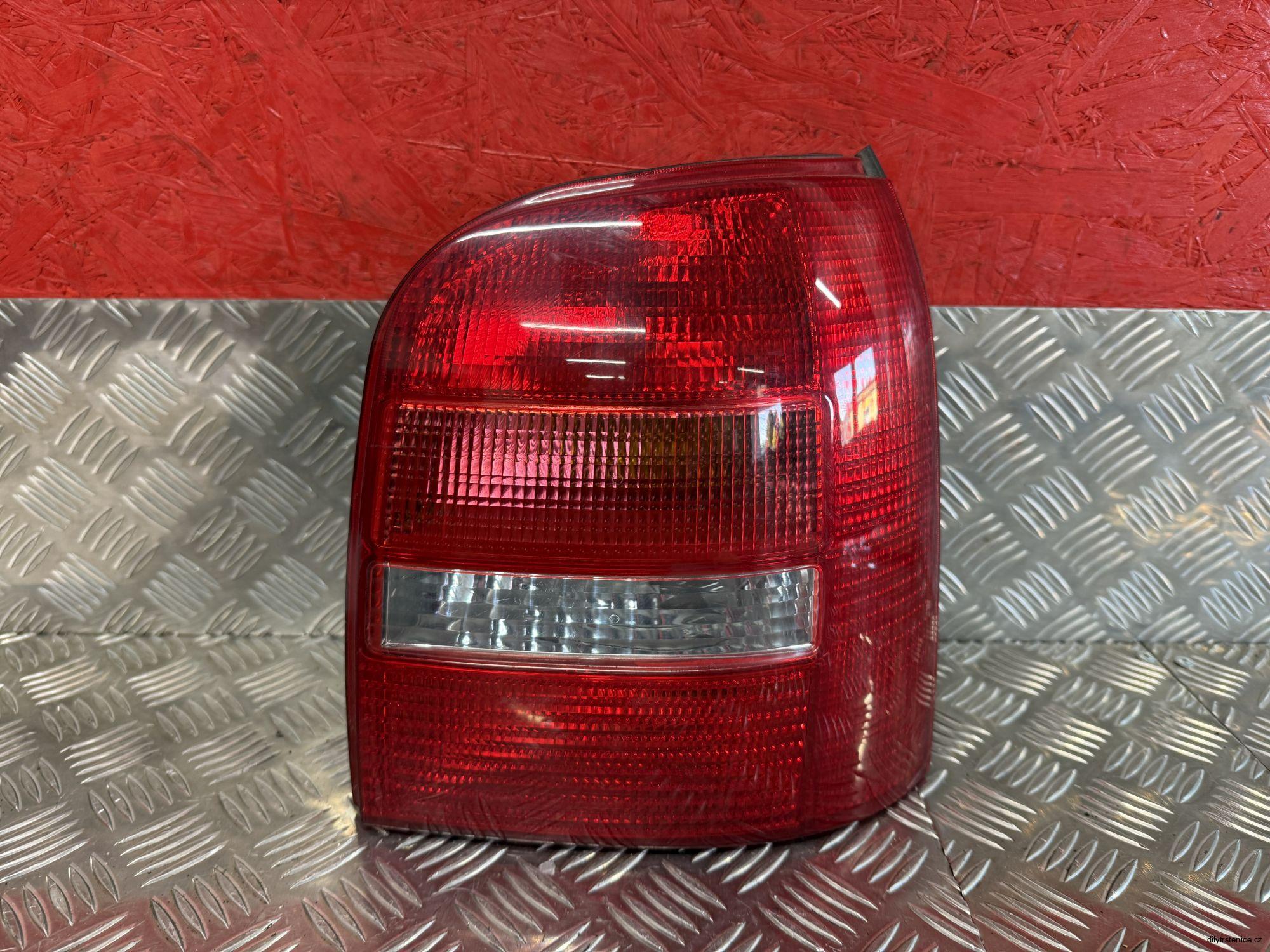 Pravé zadní světlo Audi A4 B5 combi facelift