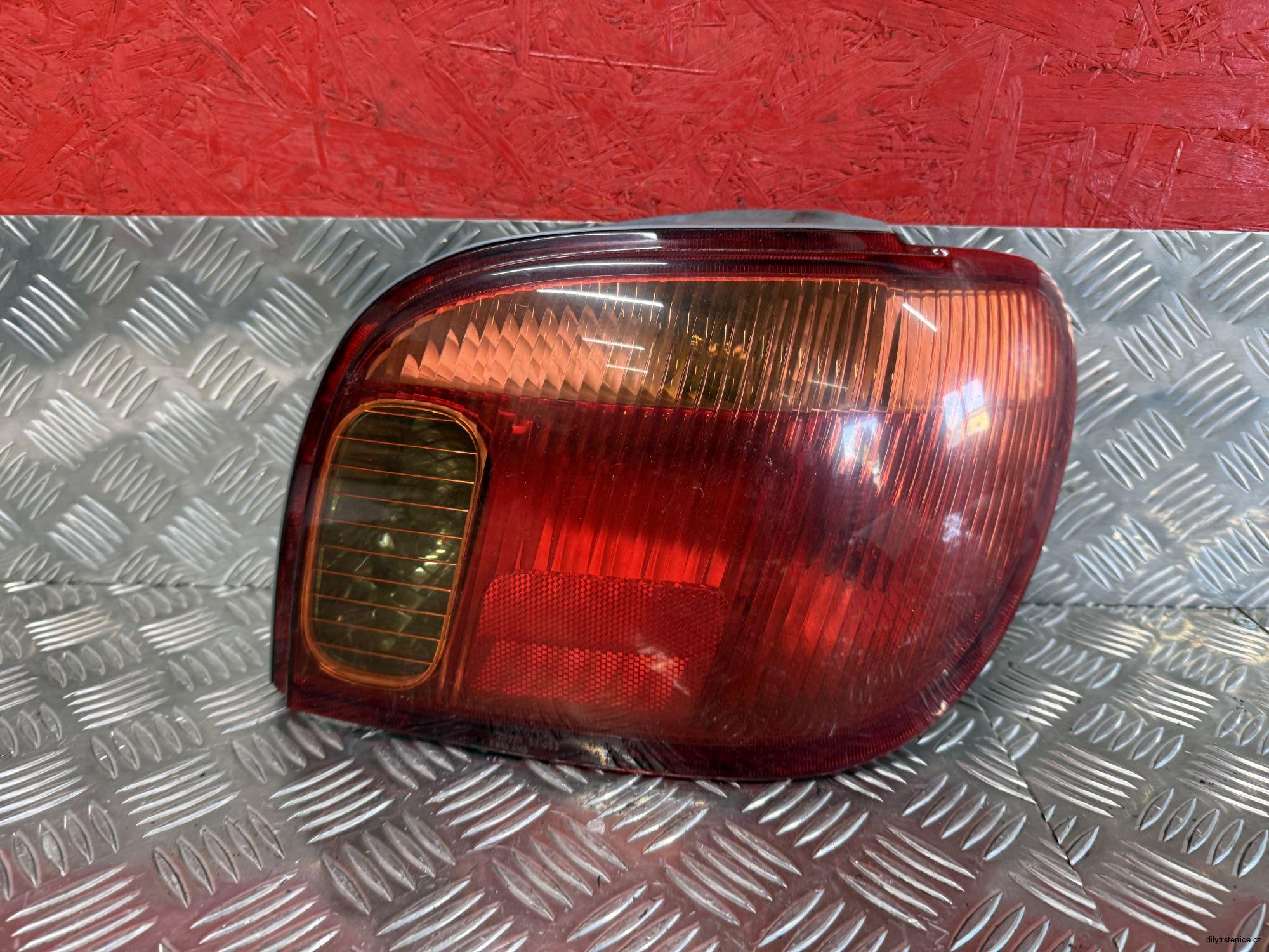 Pravé zadní světlo Toyota Yaris I 1999-2004 8155152130